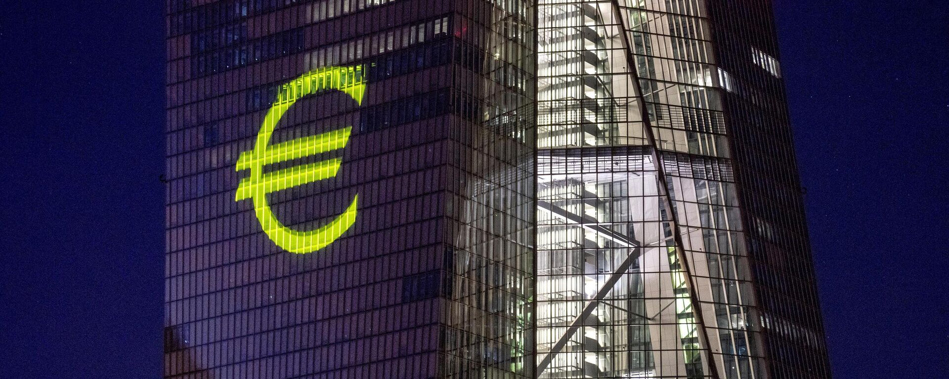 Edifício do Banco Central Europeu com projeção do símbolo do euro, em Frankfurt, na Alemanha, em 30 de dezembro de 2021 - Sputnik Brasil, 1920, 03.04.2022