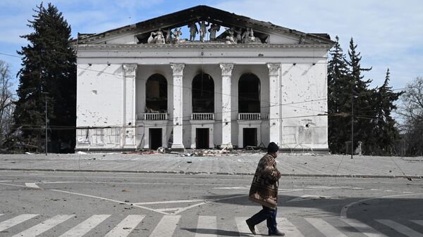 Prédio destruído do Teatro Dramático Regional Acadêmico de Donetsk em Mariupol - Sputnik Brasil