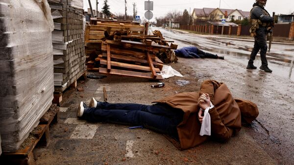 Imagem mostra corpos nas ruas de Bucha, na Ucrânia, alguns com as mãos amarradas por pano branco, em 3 de abril de 2022 - Sputnik Brasil