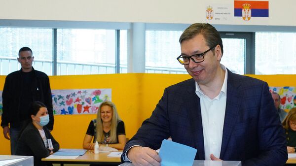Presidente da Sérvia, Aleksandar Vucic, vota em escola de Belgrado, durante as eleições gerais de 3 de abril de 2022. - Sputnik Brasil