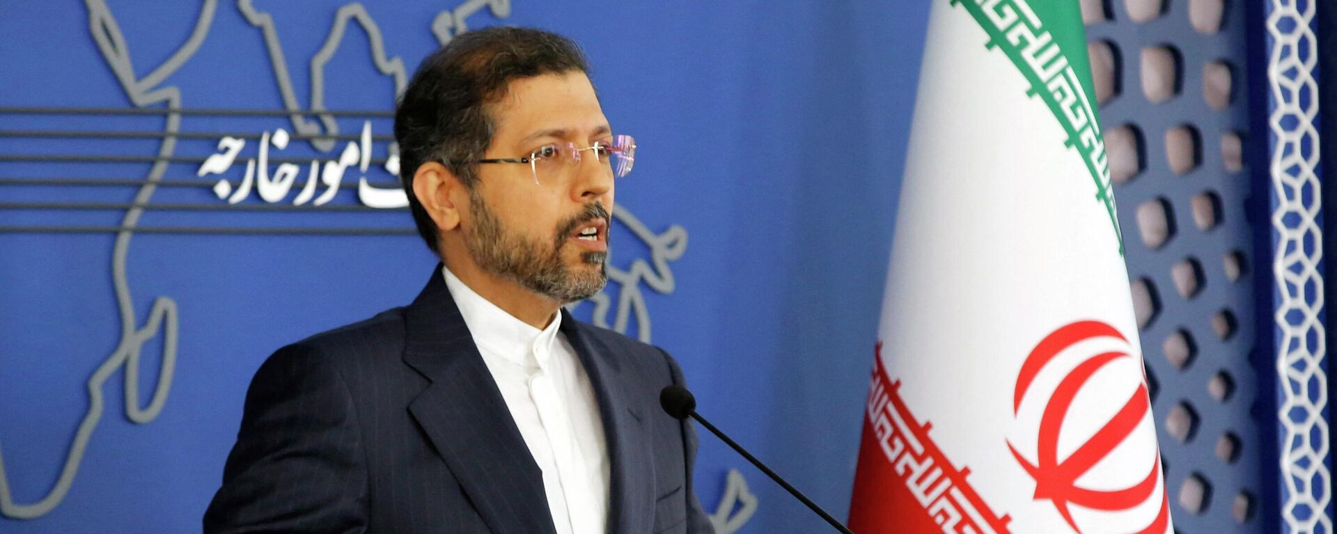 O porta-voz do Ministério das Relações Exteriores do Irã, Saeed Khatibzadeh, fala à mídia durante uma entrevista coletiva em Teerã em 15 de novembro de 2021 - Sputnik Brasil, 1920, 04.04.2022