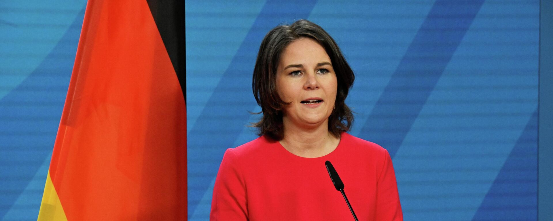 A ministra das Relações Exteriores da Alemanha, Annalena Baerbock, fala à mídia durante uma declaração à imprensa com a ministra das Relações Exteriores de Cingapura, Vivian Balakrishnan, no Ministério das Relações Exteriores em Berlim, Alemanha, em 4 de abril de 2022 - Sputnik Brasil, 1920, 04.04.2022