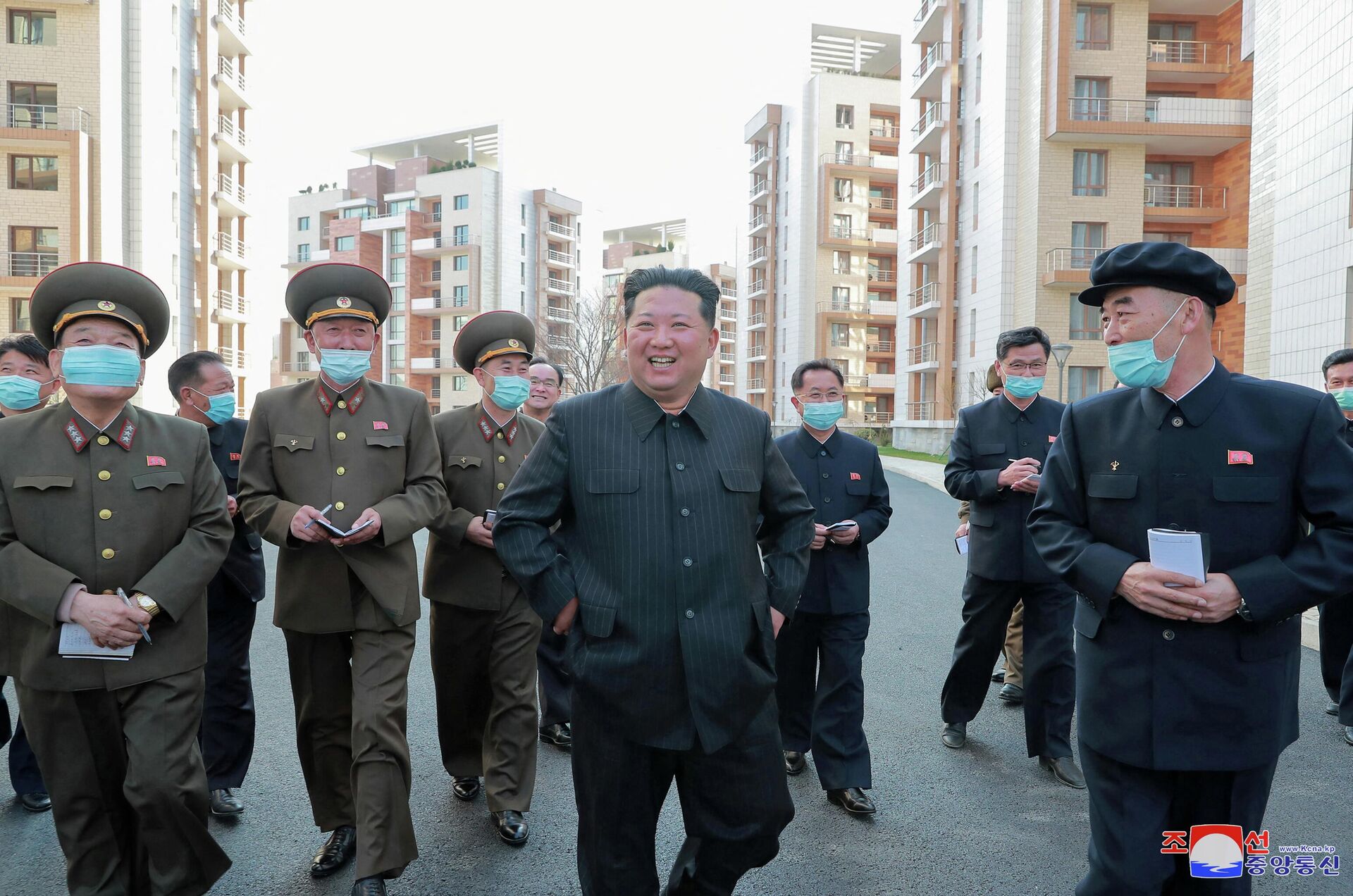 Líder norte-coreano, Kim Jong-un, visita o Distrito Residencial Pothong Riverside, em foto divulgada em 3 de abril pela KCNA - Sputnik Brasil, 1920, 05.04.2022