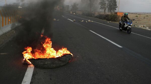 Foto mostra um pneu em chamas durante bloqueio de uma rodovia para Lima, em greve de transporte nacional contra preços de combustíveis, em Ica, 4 de abril de 2022. - Sputnik Brasil