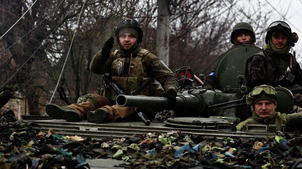 Soldados ucranianos em um tanque durante a operação da Rússia na Ucrânia em Bucha, na região de Kiev, Ucrânia 2 de abril de 2022 - Sputnik Brasil