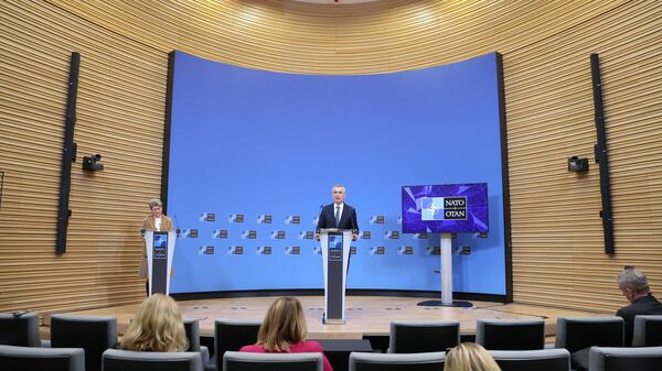 O secretário-geral da OTAN, Jens Stoltenberg, fala durante uma coletiva de imprensa para apresentar a próxima reunião dos Ministros das Relações Exteriores do Conselho do Atlântico Norte (NAC, na sigla em inglês), na sede da OTAN em Bruxelas, 5 de abril de 2022 - Sputnik Brasil