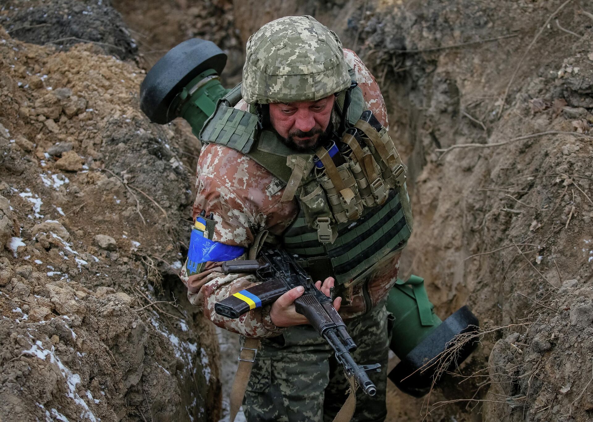 Soldado do Exército ucraniano carrega sistema de mísseis Javelin na linha de frente, no norte de Kiev, Ucrânia, 13 de março de 2022 - Sputnik Brasil, 1920, 06.04.2022