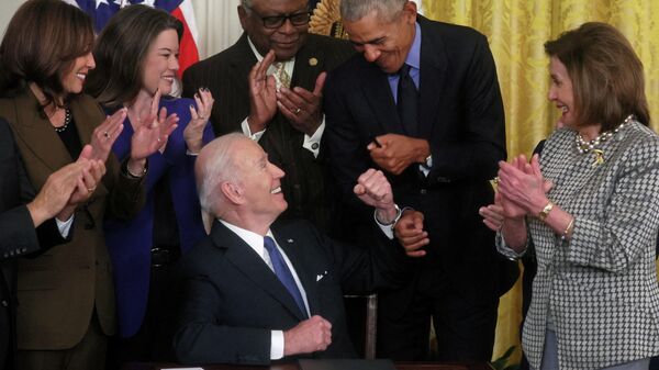 Presidente americano, Joe Biden, e o ex-líder do país, Barack Obama, após assinatura de documento sobre saúde pública na Casa Branca, Washington, 5 de abril de 2022 - Sputnik Brasil