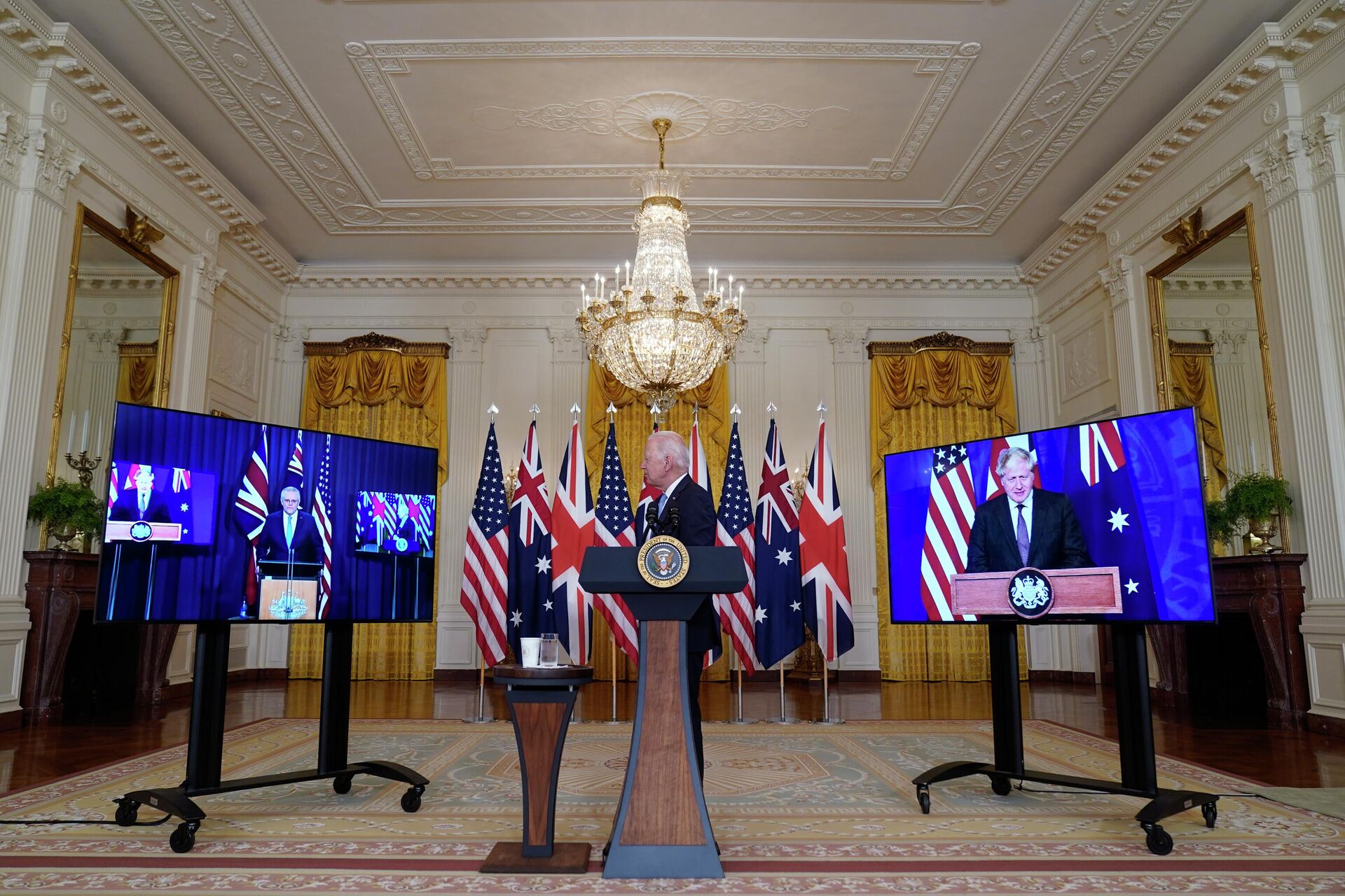 Primeiro-ministro australiano, Scott Morrison, o premiê britânico, Boris Johnson, e o presidente americano, Joe Biden, discutem iniciativa AUKUS em videoconferência na Casa Branca, Washington, 15 de setembro de 2021 - Sputnik Brasil, 1920, 15.11.2022