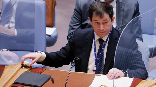 Em Nova York, o primeiro-vice-embaixador russo na Organização das Nações Unidas (ONU), Dmitry Polyanskiy, participa de reunião do Conselho de Segurança da organização em 14 de março de 2022. - Sputnik Brasil