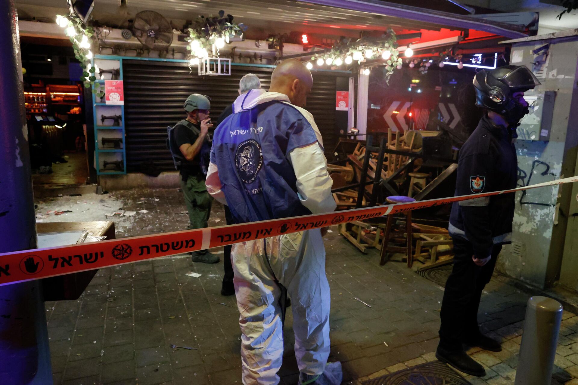 Polícia e especialistas forenses chegam ao local de um ataque a tiros na rua Dizengoff, no centro da cidade de Tel Aviv, em Israel, em 7 de abril de 2022 - Sputnik Brasil, 1920, 05.05.2022