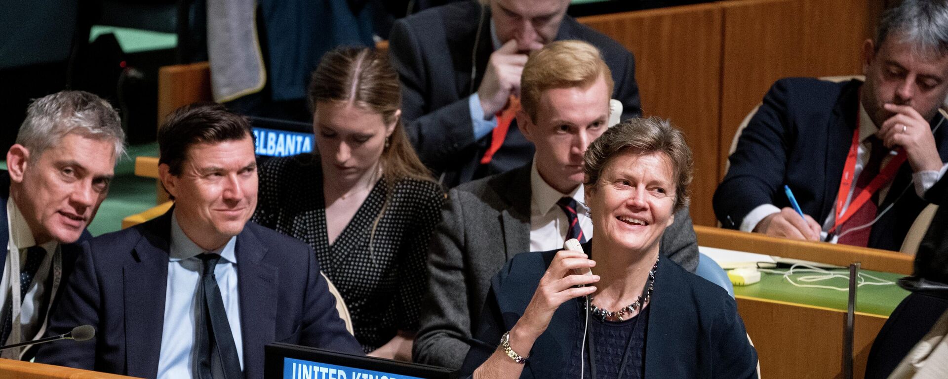 Barbara Woodward, representante permanente do Reino Unido nas Nações Unidas, sorri na mesa de sua delegação após cumprimentar Nicolas de Rivière, representante francês, durante reunião da Assembleia Geral das Nações Unidas (AGNU), em 7 de abril de 2022, na sede da Organização das Nações Unidas (ONU). - Sputnik Brasil, 1920, 07.04.2022