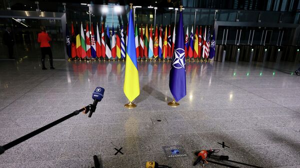 Jornalistas preparam microfones enquanto aguardam a chegada do chanceler ucraniano Dmitry Kuleba e do secretário-geral da ONU Jens Stoltenberg para a reunião dos ministros das Relações Exteriores na sede da aliança em Bruxelas, 7 de abril de 2022 - Sputnik Brasil