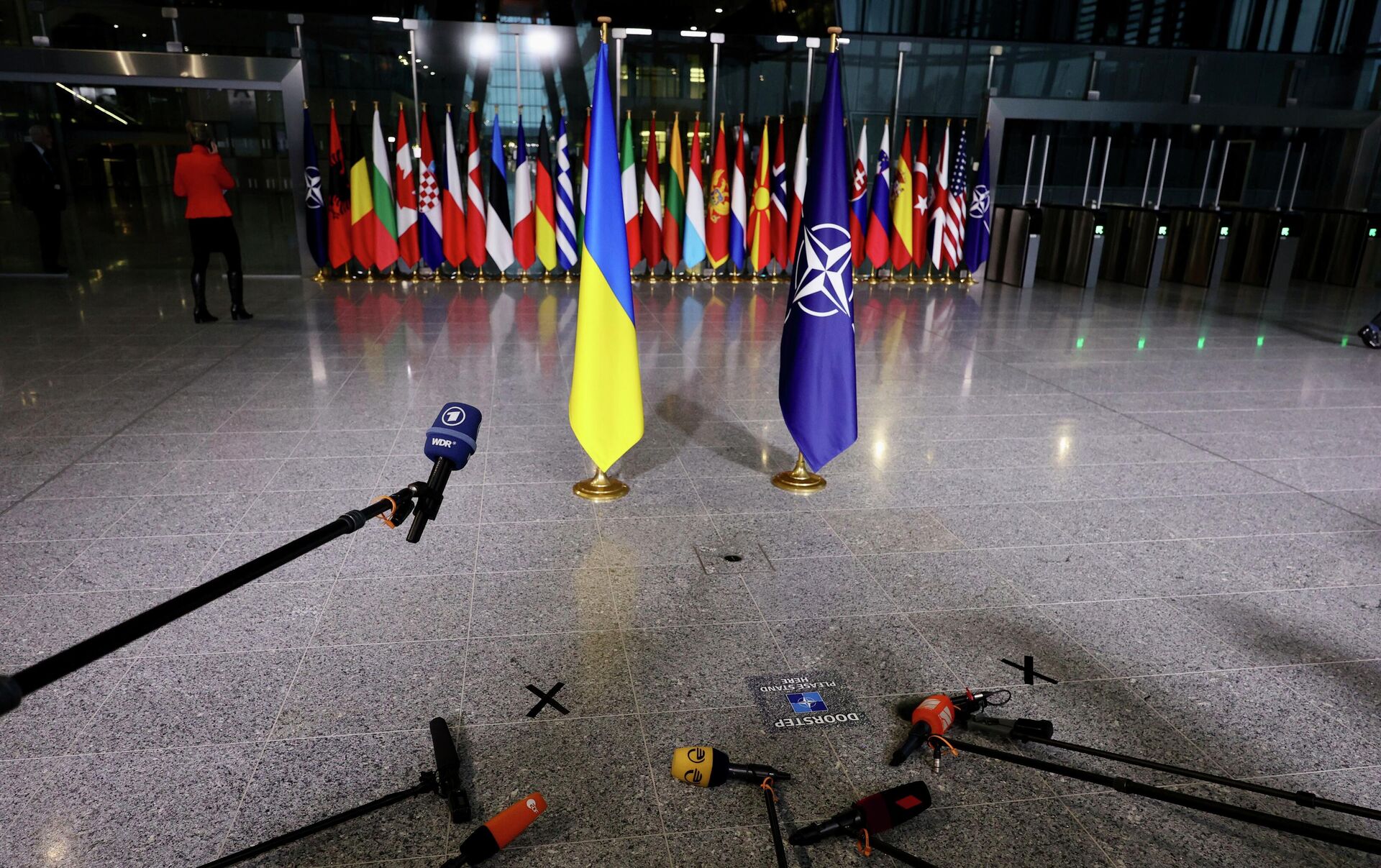Jornalistas preparam microfones enquanto aguardam a chegada do chanceler ucraniano Dmitry Kuleba e do secretário-geral da ONU Jens Stoltenberg para a reunião dos ministros das Relações Exteriores na sede da aliança em Bruxelas, 7 de abril de 2022 - Sputnik Brasil, 1920, 29.04.2022