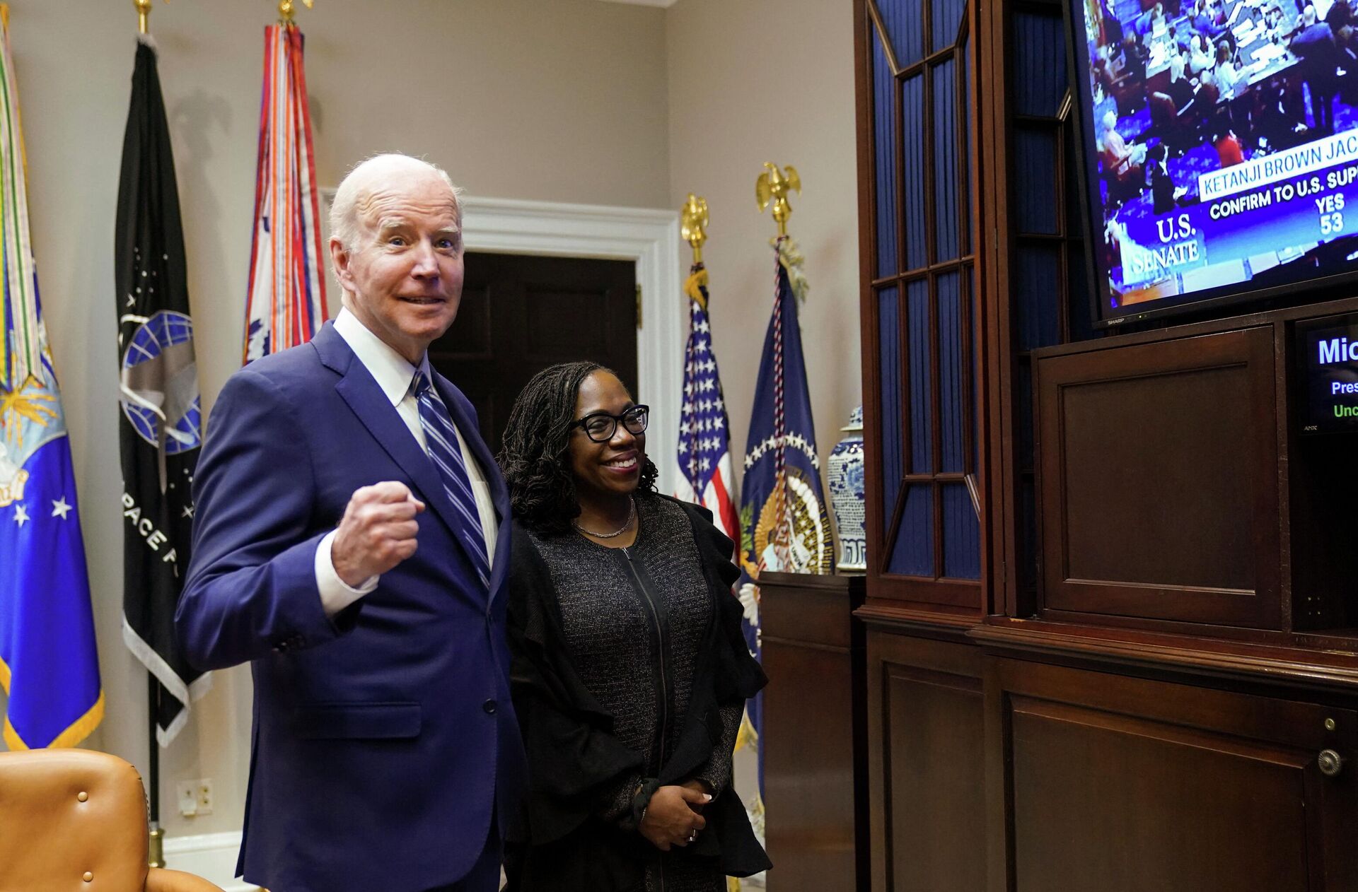 Presidente dos EUA, Joe Biden, e candidata Ketanji Brown Jackson para juíza da Suprema Corte durante votação no Senado, Casa Branca, Washington, 7 de abril de 2022 - Sputnik Brasil, 1920, 08.04.2022