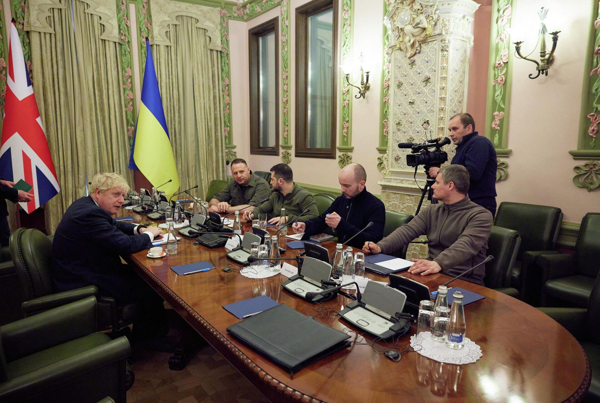 Foto tirada e divulgada em 9 de abril de 2022 pelo Serviço de Imprensa Presidencial Ucraniano mostra o presidente ucraniano, Vladimir Zelensky, conversando com o primeiro-ministro britânico, Boris Johnson, durante sua reunião em Kiev - Sputnik Brasil, 1920, 09.04.2022