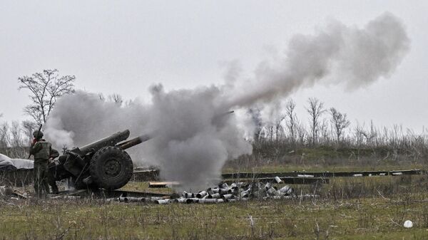 Howitzer D-30 dispara perto de Mariupol, foto publicada em 8 de abril de 2022 - Sputnik Brasil