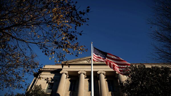 Bandeira americana fora do prédio do Departamento de Justiça em Washington, EUA, 15 de dezembro de 2020 - Sputnik Brasil