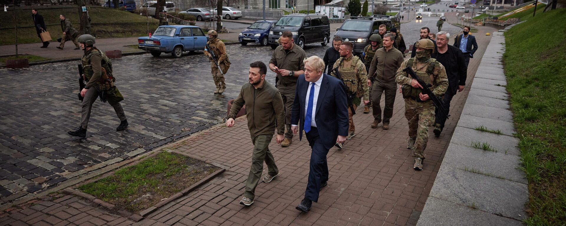 Vladimir Zelensky e Boris Johnson andam pelas ruas centrais de Kiev, Ucrânia, 9 de abril de 2022 - Sputnik Brasil, 1920, 09.05.2022