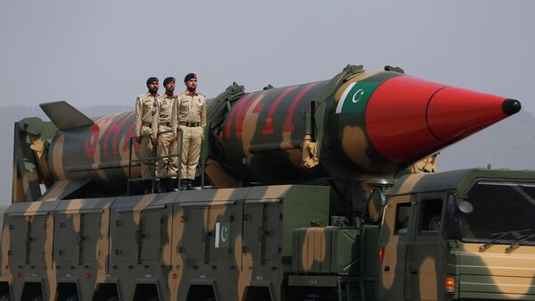 Em Islamabad, um exemplar do míssil balístico paquistanês Shaheen-III, capaz de carregar ogivas nucleares, é mostrado durante parada militar em comemoração ao Dia Nacional do Paquistão, em 23 de março de 2022 - Sputnik Brasil