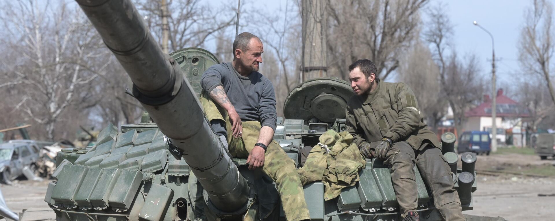 Combatentes da Milícia Popular da República de Donetsk sentados em tanque na linha de frente em Mariupol, República Popular de Donetsk - Sputnik Brasil, 1920, 10.04.2022