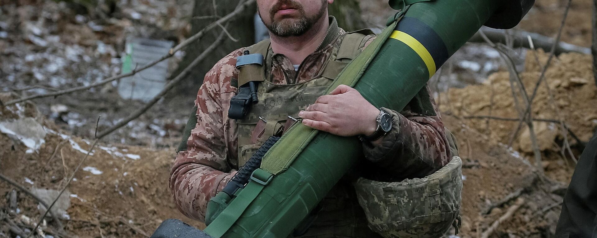 Membro do serviço ucraniano detém um sistema de mísseis Javelin em uma posição na linha de frente na região norte de Kiev, 13 de março de 2022 - Sputnik Brasil, 1920, 10.04.2022