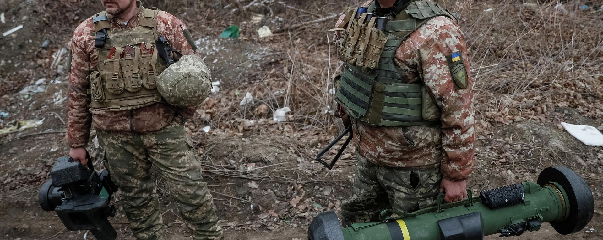 Militares ucranianos seguram um sistema de mísseis Javelin, em posição na linha de frente na região norte de Kiev, Ucrânia, em 13 de março de 2022 Militares ucranianos seguram um sistema de mísseis Javelin, em posição na linha de frente na região norte de Kiev, Ucrânia, em 13 de março de 2022 - Sputnik Brasil, 1920, 13.04.2022