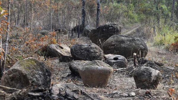 Jarros de pedra gigantes encontrados por arqueólogos no estado indiano de Assam - Sputnik Brasil