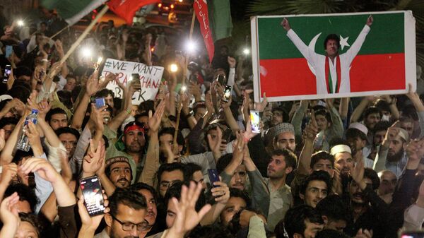 Apoiadores do demitido primeiro-ministro do Paquistão, Imran Khan, durante ato em Peshawar, Paquistão, 10 de abril de 2022 - Sputnik Brasil