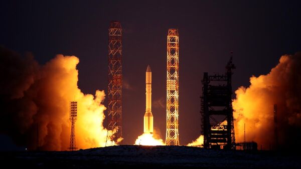 Lançamento do foguete transportador Proton-M com o estágio superior Breeze-M e as espaçonaves Express-AMU3 e Express-AMU7 do complexo de lançamento do Cosmódromo de Baikonur, no Cazaquistão - Sputnik Brasil