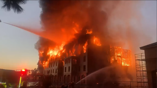 Imagem capturada de vídeo divulgado por internauta no Twitter mostra incêndio em hotel que estava em construção no condado de Ventura, na Califórnia - Sputnik Brasil