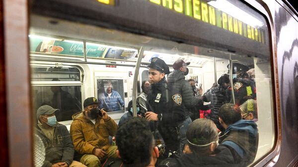 Membros da polícia investigam um incidente em um metrô da cidade depois que um freio de emergência foi puxado perto da Union Square em 12 de abril de 2022 na cidade de Nova York - Sputnik Brasil