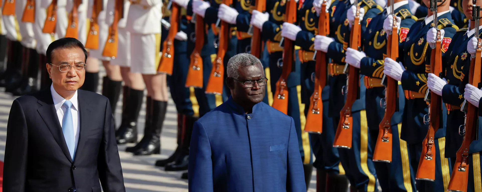 O primeiro-ministro chinês Li Keqiang, à esquerda, e o primeiro-ministro das Ilhas Salomão, Manasseh Sogavare, revisam uma guarda de honra durante uma cerimônia de boas-vindas no Grande Salão do Povo em Pequim (foto de arquivo) - Sputnik Brasil, 1920, 29.04.2022