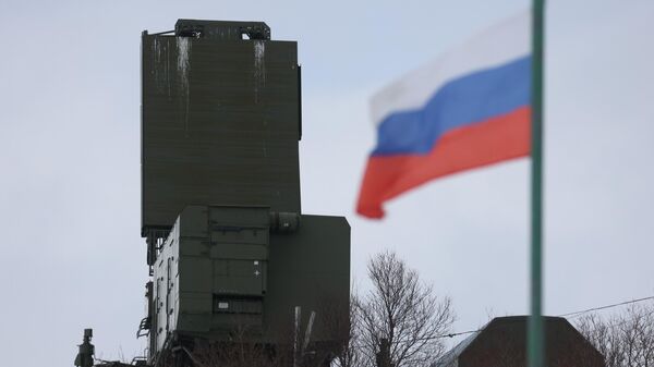 Veículo de radar do sistema de defesa antiaérea S-400 Triumph estacionado na base de Gadzhiyevo, na região russa de Murmansk, em 7 de abril de 2022. - Sputnik Brasil