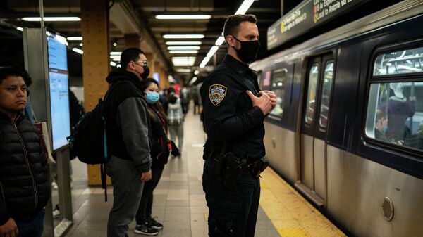 Oficiais do NYPD patrulham plataformas na estação de metrô da 36th Street, onde ocorreu um ataque a tiros no dia anterior durante o trajeto matinal, quarta-feira, 13 de abril de 2022, em Nova York - Sputnik Brasil