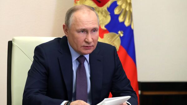 Vladimir Putin, presidente da Rússia, durante videoconferência sobre a situação do mercado do petróleo e do gás, 14 de abril de 2022 - Sputnik Brasil