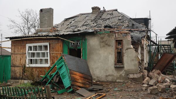 Prédio na cidade de Yasinovataya, na região de Donetsk, danificado após ataque com lançador múltiplo de foguetes Grad das Forças Armadas da Ucrânia (imagem referencial) - Sputnik Brasil