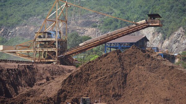Em Izabal, na Guatemala, equipamentos permanecem inativos em mina de níquel da empresa suíça Solway Investment Group, próximo ao lafo El Estor, em 26 de outubro de 2021 - Sputnik Brasil