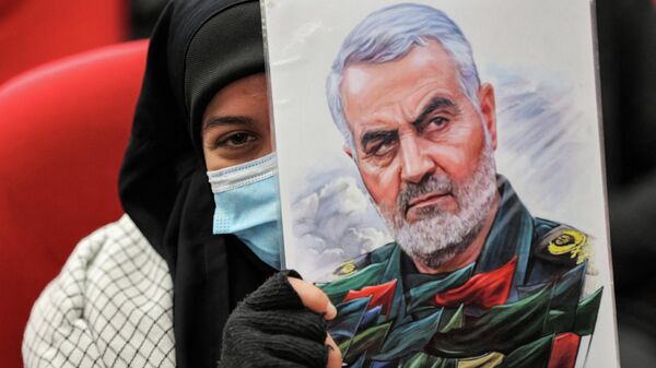 Mulher segura retrato de Qassem Soleimani, general iraniano pertencente à Força Quds do Corpo de Guardiões da Revolução Islâmica (IRGC, na sigla em inglês), durante segundo aniversário de seu assassinato por ataque de drone, em Beirute, Líbano, 3 de janeiro de 2022 - Sputnik Brasil
