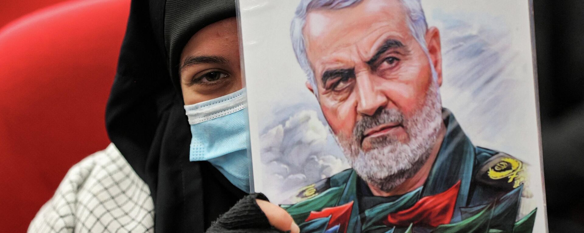 Mulher segura retrato de Qassem Soleimani, general iraniano pertencente à Força Quds do Corpo de Guardiões da Revolução Islâmica (IRGC, na sigla em inglês), durante segundo aniversário de seu assassinato por ataque de drone, em Beirute, Líbano, 3 de janeiro de 2022 - Sputnik Brasil, 1920, 14.04.2022