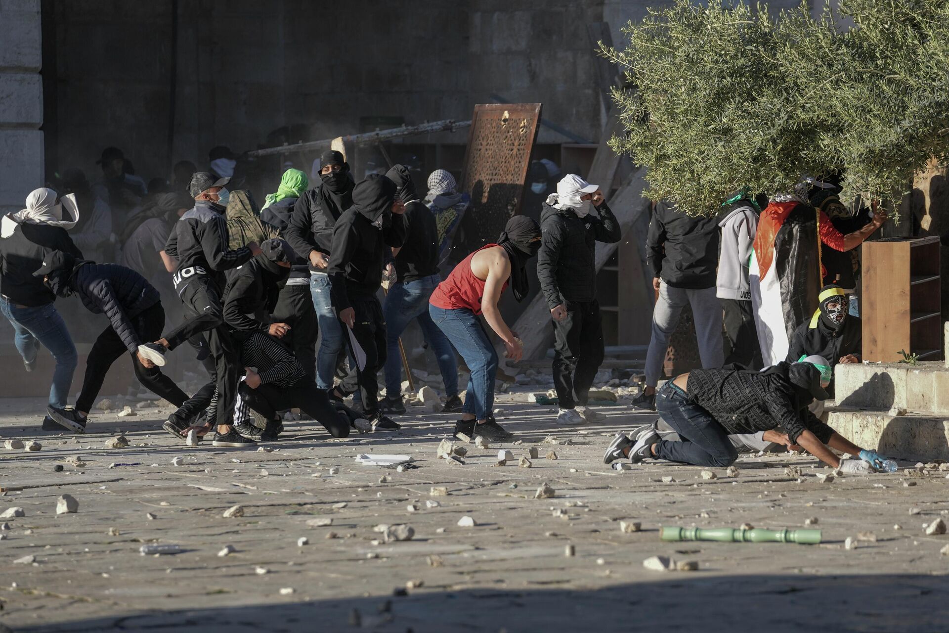 Palestinos e forças de segurança israelenses entram em confronto no complexo da Mesquita Al Aqsa, em Jerusalém, em 15 de abril de 2022 - Sputnik Brasil, 1920, 16.04.2022