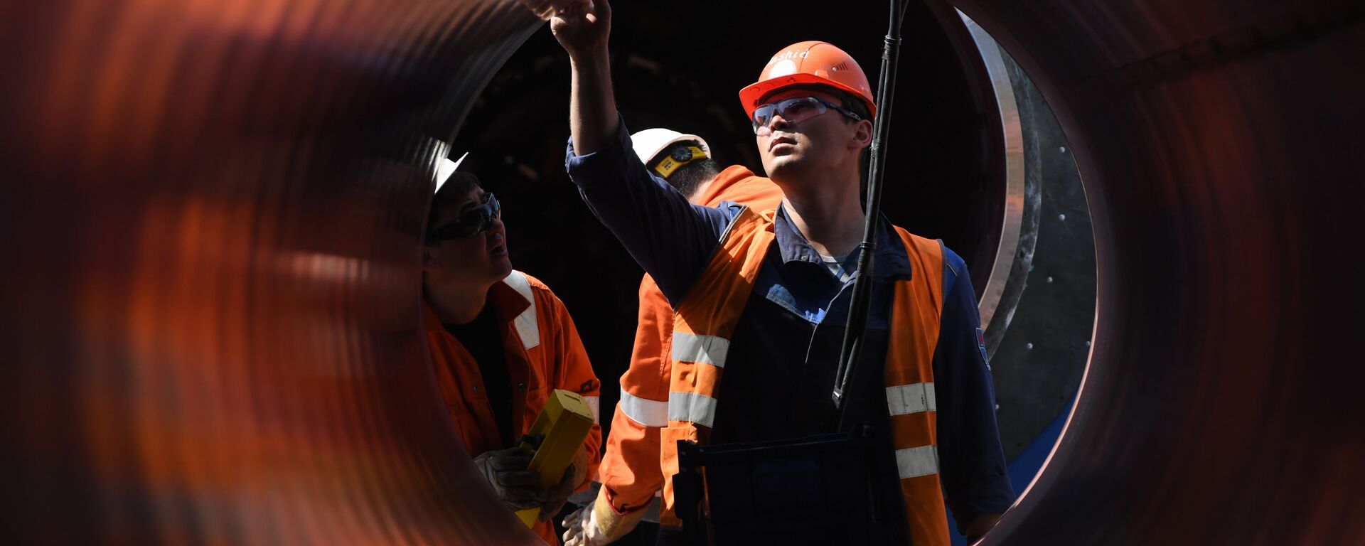 Funcionários trabalham no canteiro de obras do oleoduto Nord Stream 2, nos arredores da cidade de Kingisepp, região de Leningrado, Rússia - Sputnik Brasil, 1920, 15.04.2022