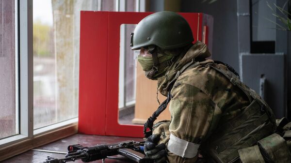 Soldado russo junto da principal estação de bombeamento de água do canal de Kakhovka, na região de Kherson, 12 de abril de 2022 - Sputnik Brasil