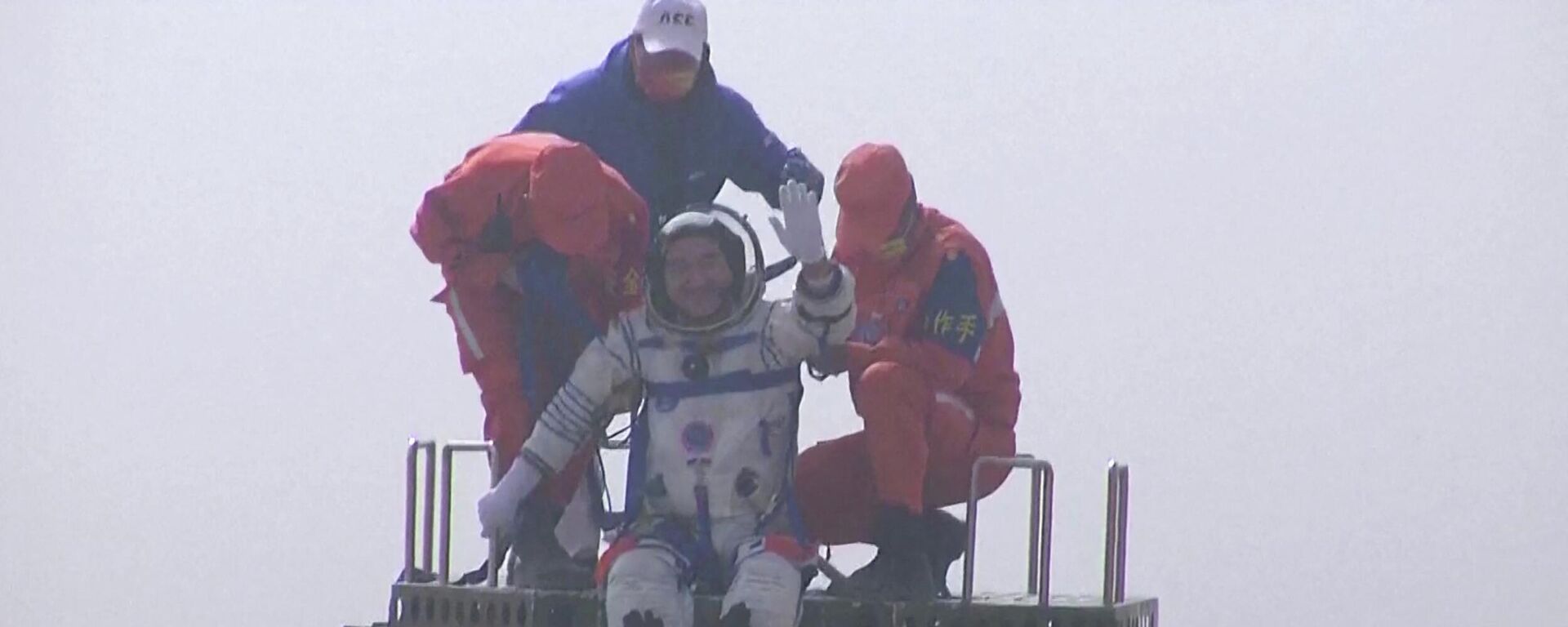 Captura de tela feita a partir de um vídeo divulgado pela emissora estatal chinesa CCTV mostra o astronauta chinês Zhai Zhigang acenando no topo da cápsula da espaçonave Shenzhou-13 após pousar na Mongólia Interior, China, 16 de abril de 2022 - Sputnik Brasil, 1920, 16.04.2022
