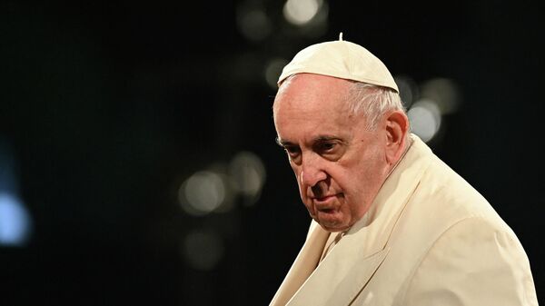 Papa Francisco se prepara para partir depois de presidir a Via Sacra na Sexta-feira Santa, no monumento do Coliseu, em Roma, Itália, 15 de abril de 2022 - Sputnik Brasil