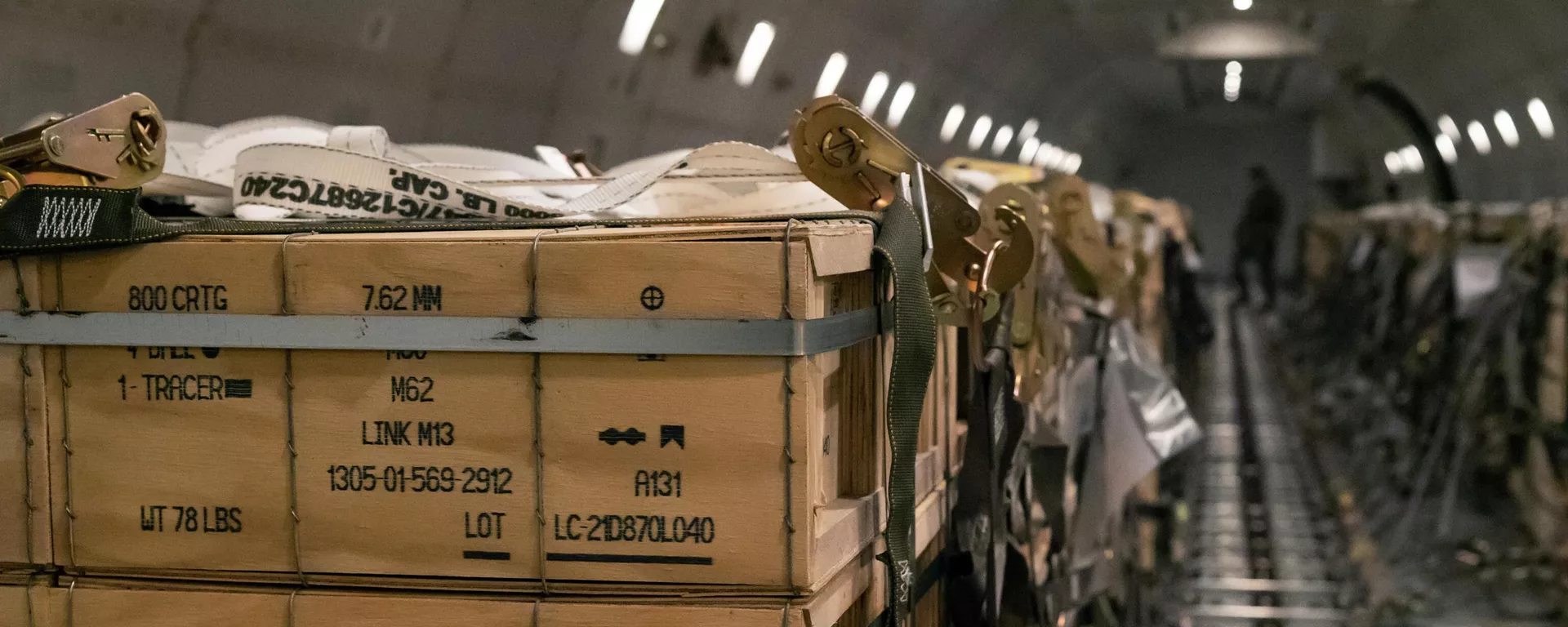 Paletes de munição, armas e outros equipamentos com destino à Ucrânia são carregados em avião por membros do 436º Esquadrão Aéreo do Porto durante uma missão de vendas militares estrangeiras na Base Aérea de Dover, no estado norte-americano de Delaware, em 30 de janeiro de 2022 - Sputnik Brasil, 1920, 16.04.2024