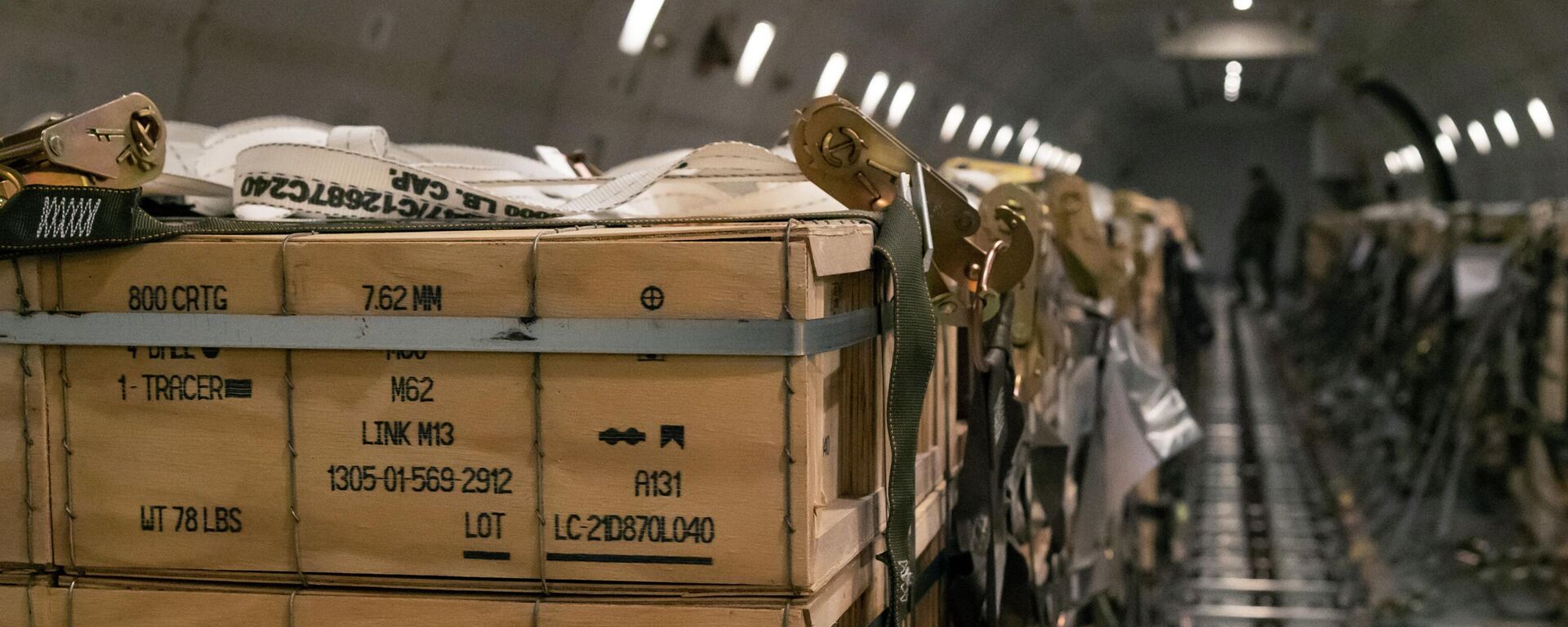 Paletes de munição, armas e outros equipamentos com destino à Ucrânia são carregados em avião por membros do 436º Esquadrão Aéreo do Porto durante uma missão de vendas militares estrangeiras na Base Aérea de Dover, no estado norte-americano de Delaware, em 30 de janeiro de 2022 - Sputnik Brasil, 1920, 11.01.2024