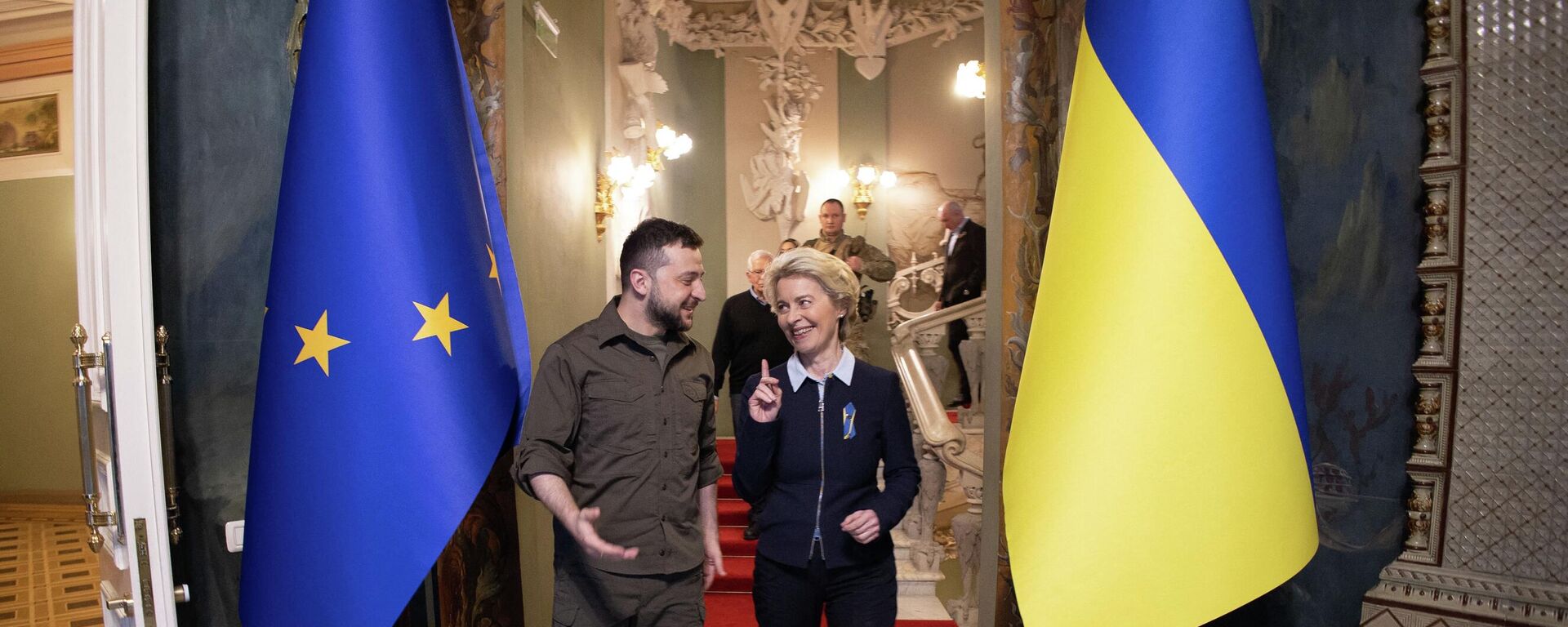 Presidente ucraniano, Vladimir Zelensky, e a presidente da Comissão Europeia, Ursula von der Leyen, em Kiev em 8 de abril de 2022 - Sputnik Brasil, 1920, 17.04.2022