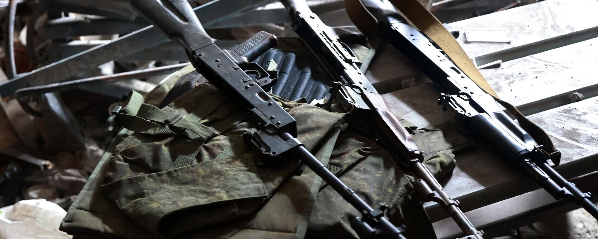 Armas em prédio capturado dos nacionalistas ucranianos em Mariupol - Sputnik Brasil, 1920, 15.05.2022