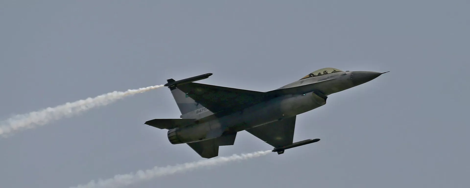 Um jato JF-17 da Força Aérea do Paquistão voa durante uma parada militar no Dia Nacional do Paquistão, em Islamabad, 23 de março de 2022 - Sputnik Brasil, 1920, 09.01.2026